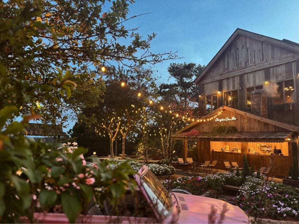 Thiết kế thơ mộng, bao quanh là mây trời, du khách như lạc vào khu vườn trong mơ khi đến Chuyện Của Mơ (Nguồn: Fanpage Chuyện Của Mơ)